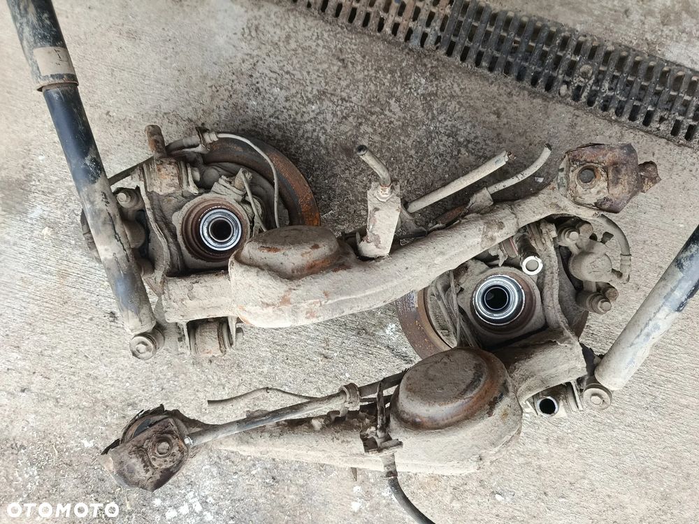 Zwrotnica tył prawa lewa toyota rav4 2 2.0D - 4