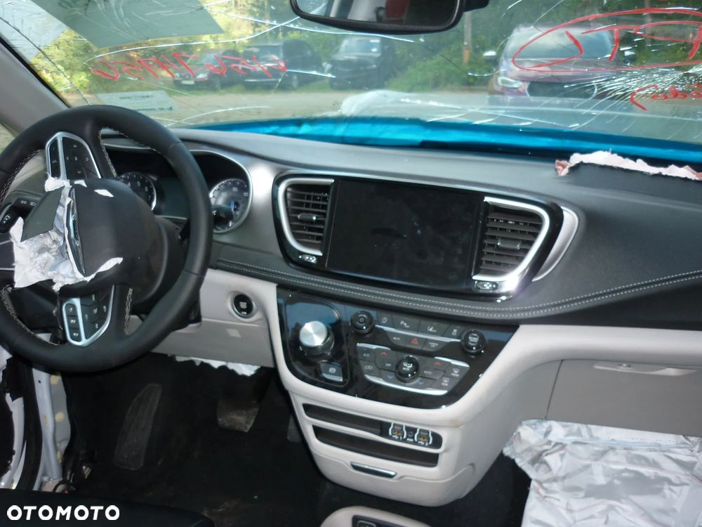 Chrysler Pacifica - 12
