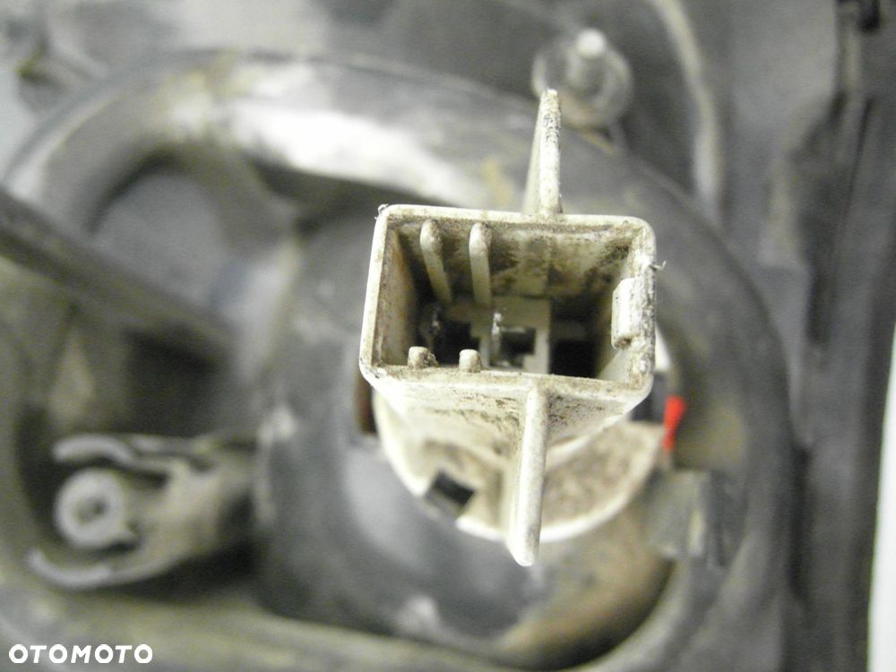 LAMPA PRAWA TYLNA NISSAN TERRANO II R20 268500X000 - 4