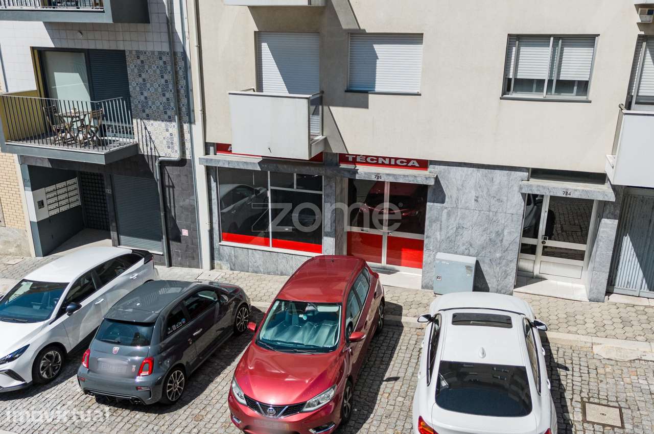 Loja comercial ampla e versátil na Rua da Rasa, Mafamude, V.N. Gaia - Grande imagem: 2/26