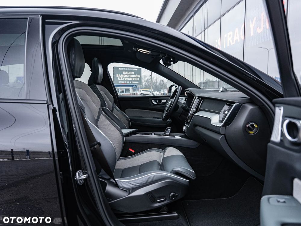 Volvo XC 60 B4 D AWD Plus Dark - 25