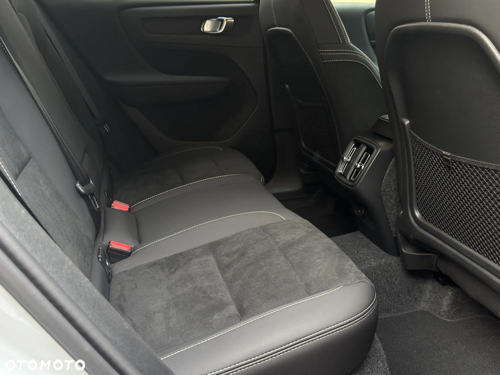 Volvo XC 40 B3 B DKG Plus Dark - 30