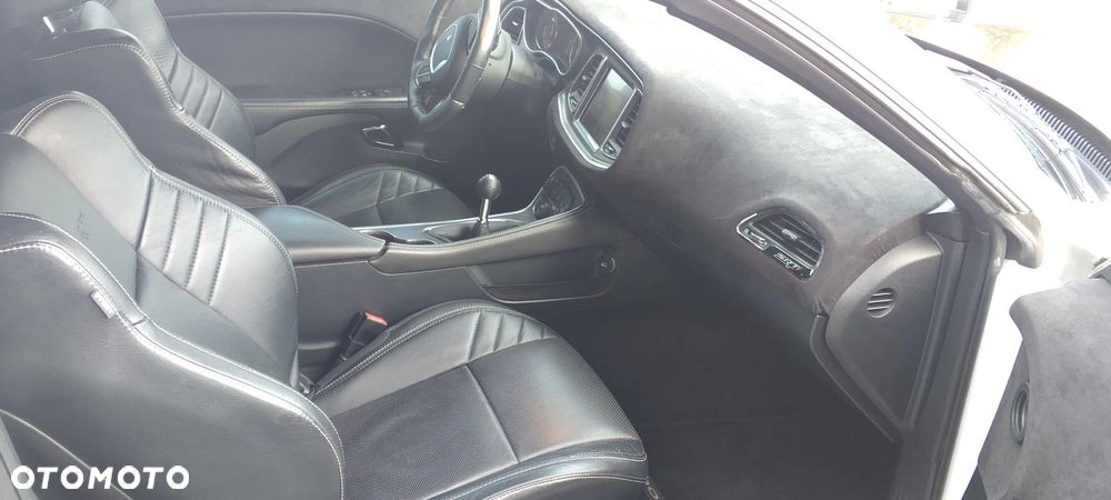 Dodge Challenger - 11