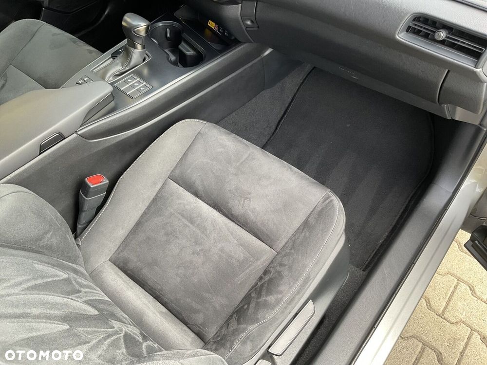 Lexus UX - 10