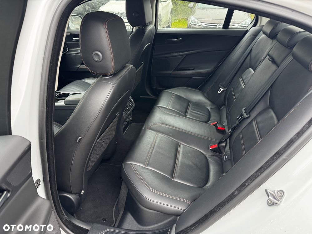 Jaguar XE 2.0 T Prestige - 26