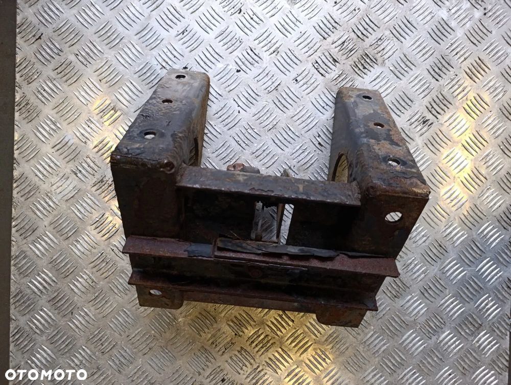 Mocowanie Koła Koło zapasowe wieszak R19.5 Mercedes Atego - 3