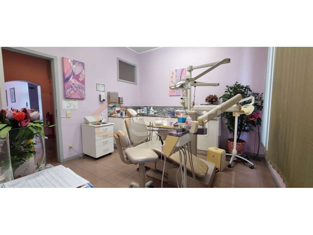 Clínica Dentária em funcionamento em S. Mamede de Infesta - Grande imagem: 2/21