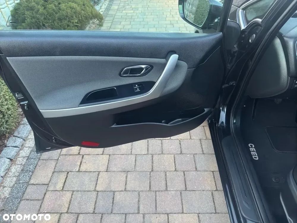 Kia Ceed 1.4 CVVT Dream Team Edition - 11