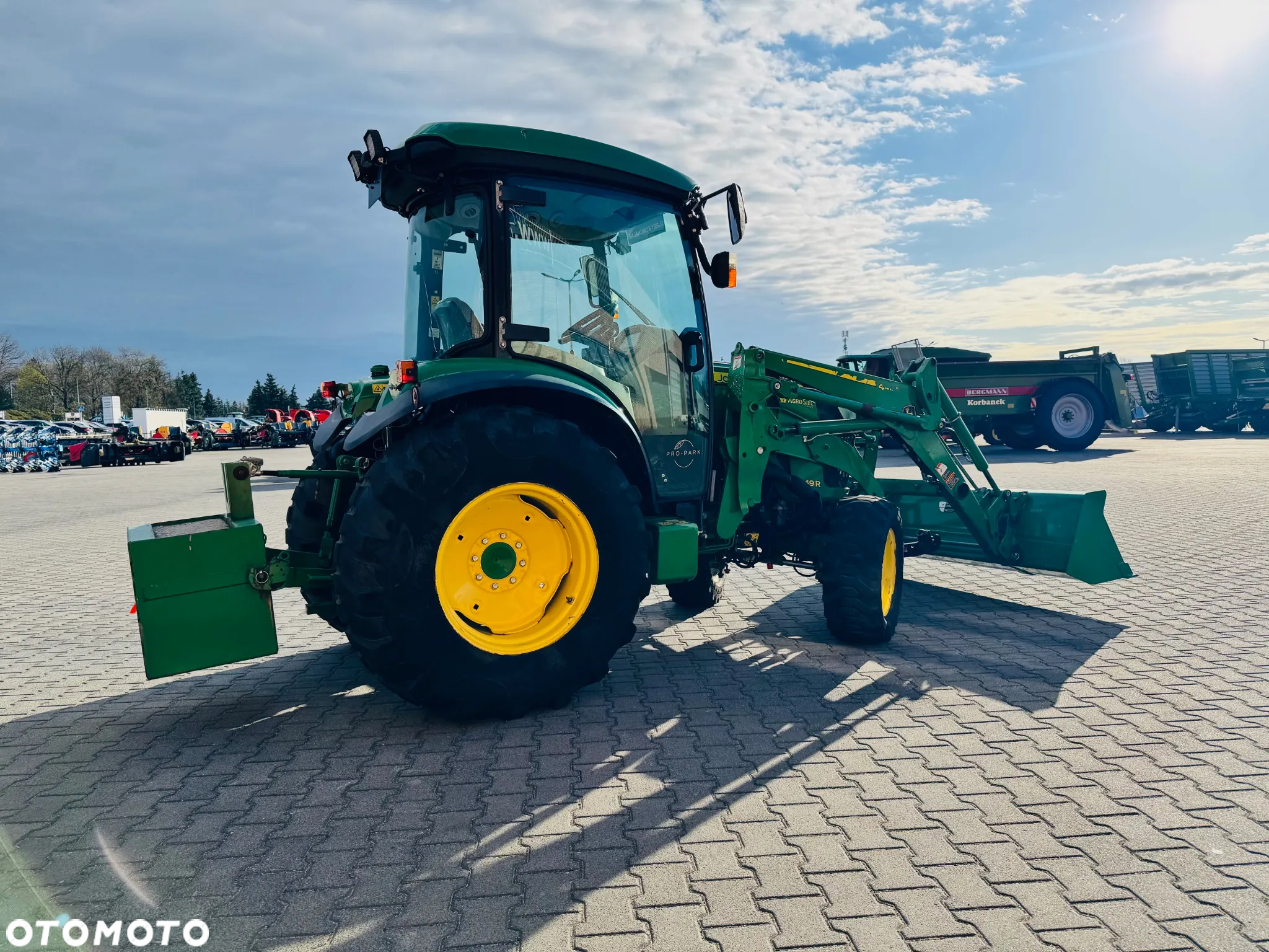 John Deere Seria R 4049R Dostępny od ręki w stanie idealnym - 7
