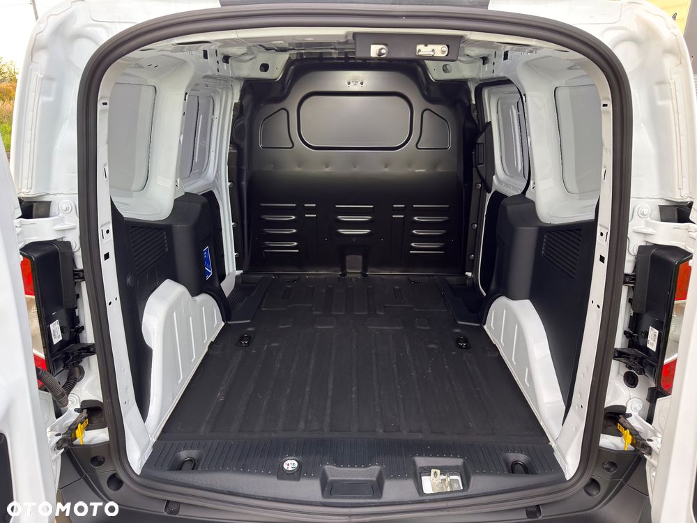 Ford Transit Courier - 12