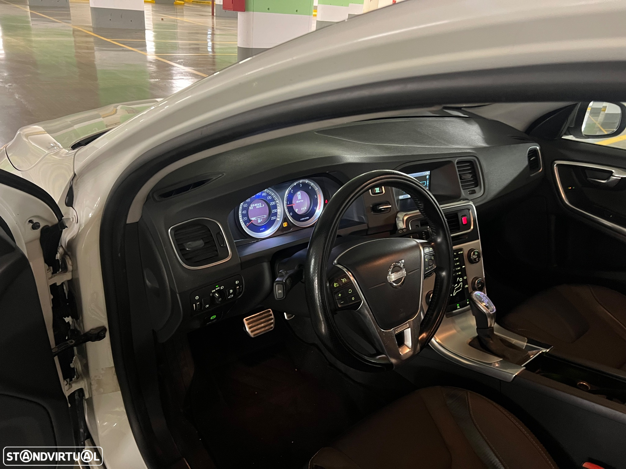 Volvo V60 1.6 D2 Drive R-Design Powershift Start/Stop - 4
