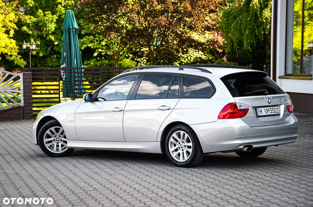 BMW Seria 3 318i Touring - 13