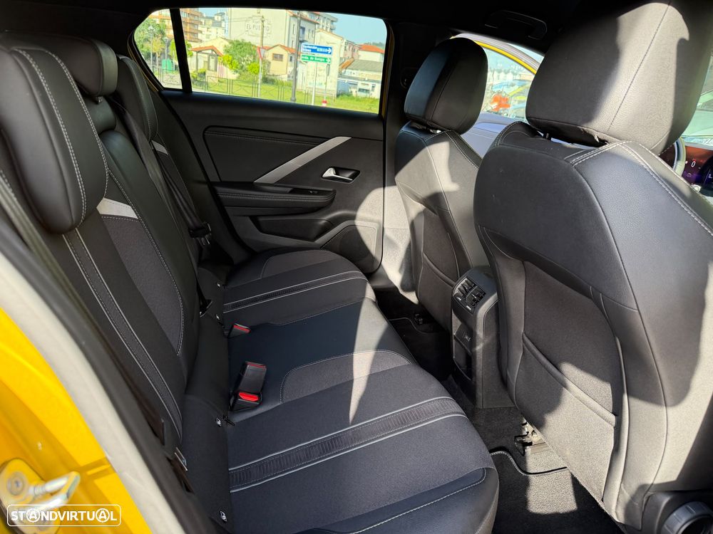 Opel Astra 1.2 T GS - 11