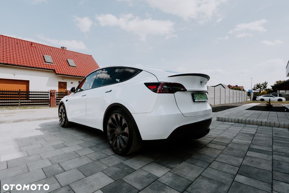 Tesla Model Y Performance AWD - 5