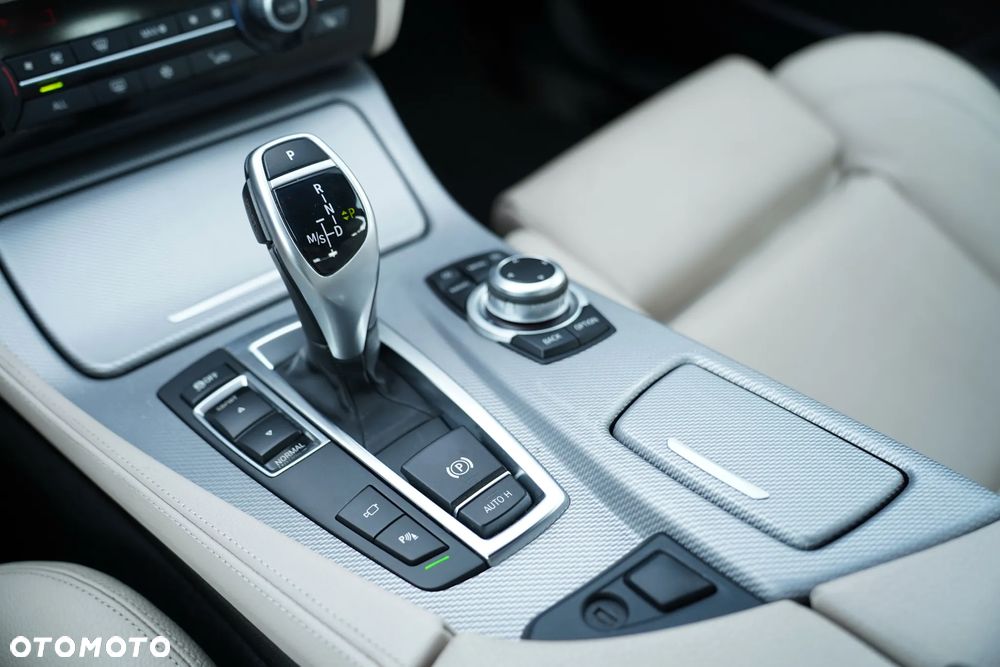 BMW Seria 5 528i Sport-Aut - 35