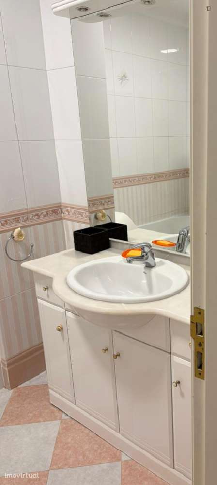 Quarto - localizado em Algés Lisbon - Grande imagem: 5/7