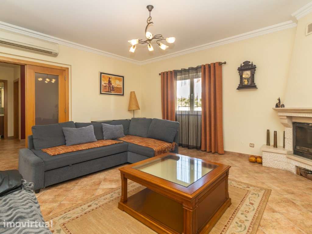 Moradia T4 de Prestígio com Áreas Amplas, Garagem para 2 Carros e C... - Grande imagem: 4/47