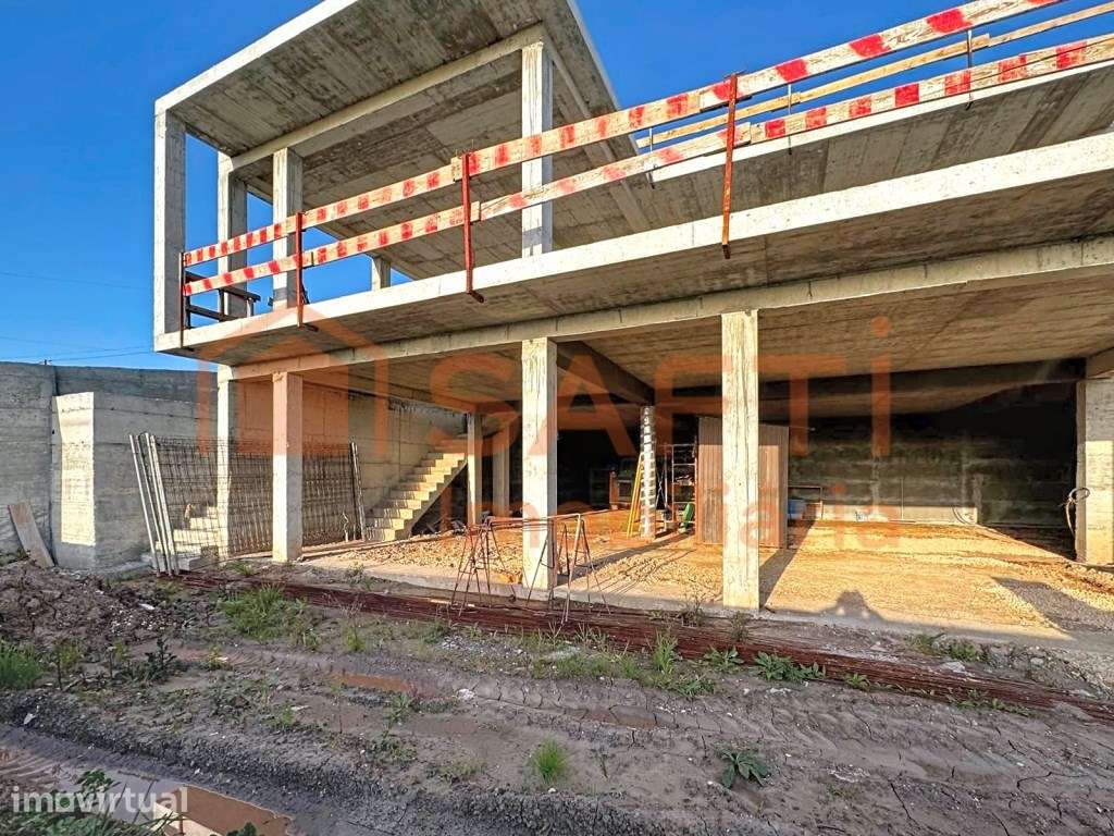 Moradia independente contemporânea em em fase final de construção -... - Grande imagem: 2/42