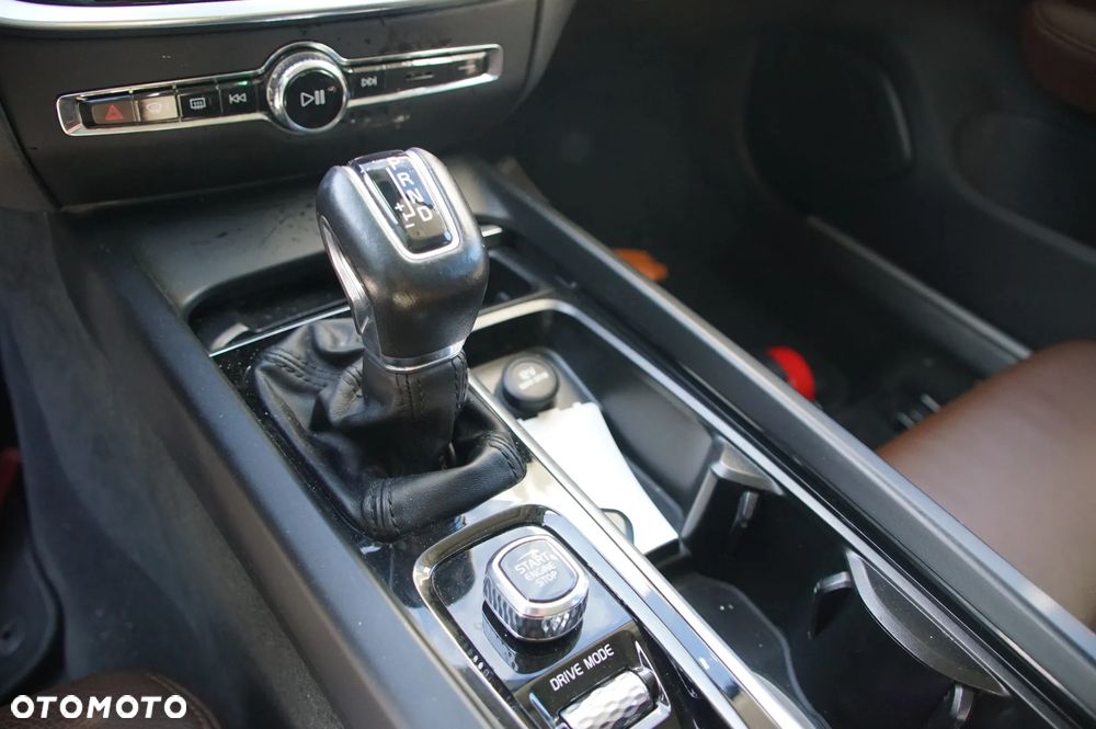 Auto na części - Volvo V60 II 2.0 D3 150 KM D4204T16 TG-81SC 711 2019R Silnik Skrzynia Drzwi Klapa Zderzak Lampa Lusterko Szyba Szyberdach Panorama Deska Kokpit Sterownik Moduł Czujnik Licznik Wyświetlacz Kierownica - 16