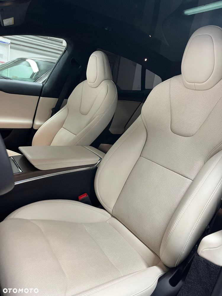 Tesla Model S - 8
