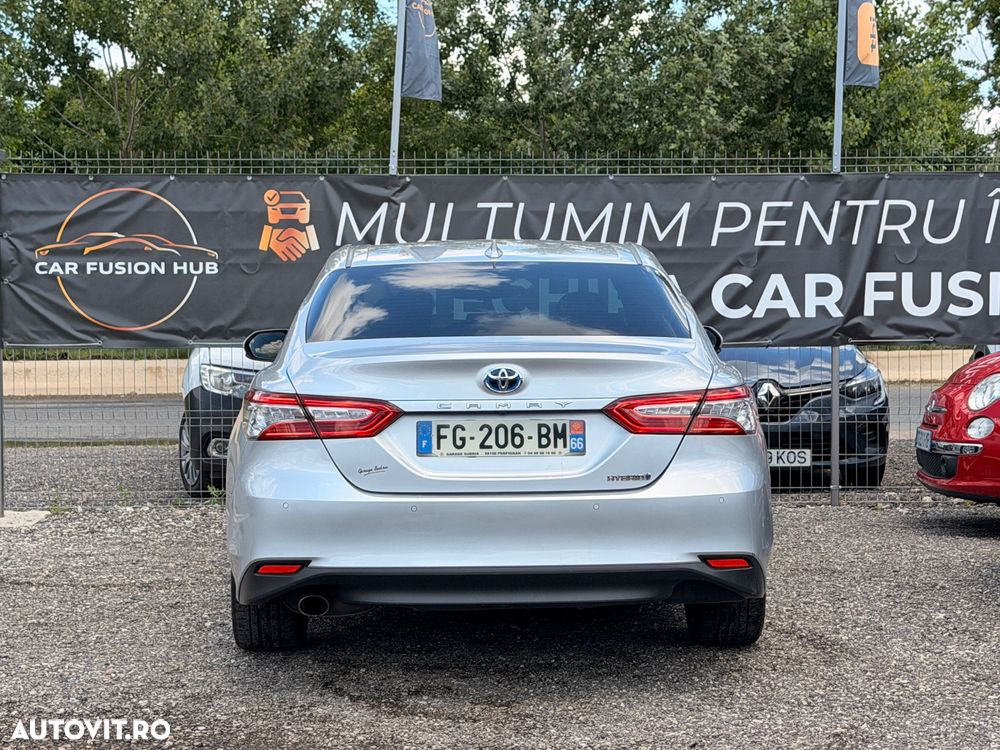 Toyota Camry Luxury - 12