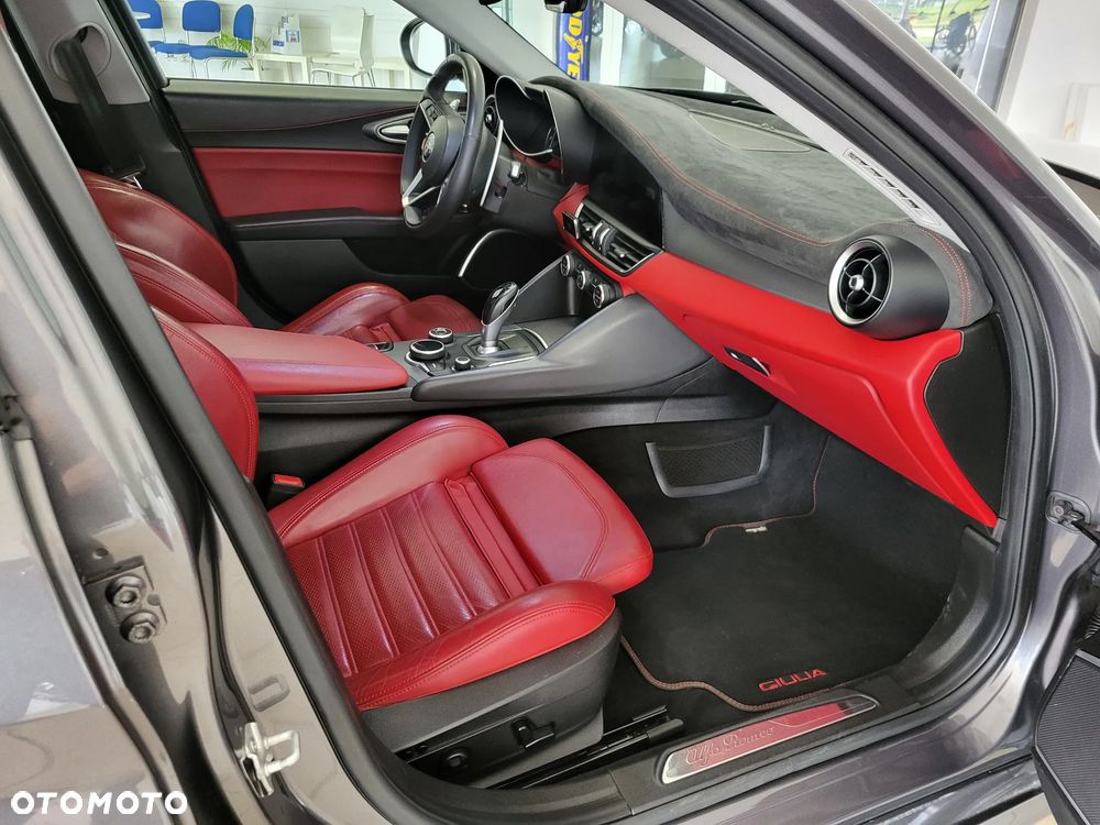 Alfa Romeo Giulia 2.0 Turbo 16V AT8-Q4 Veloce Ti - 8