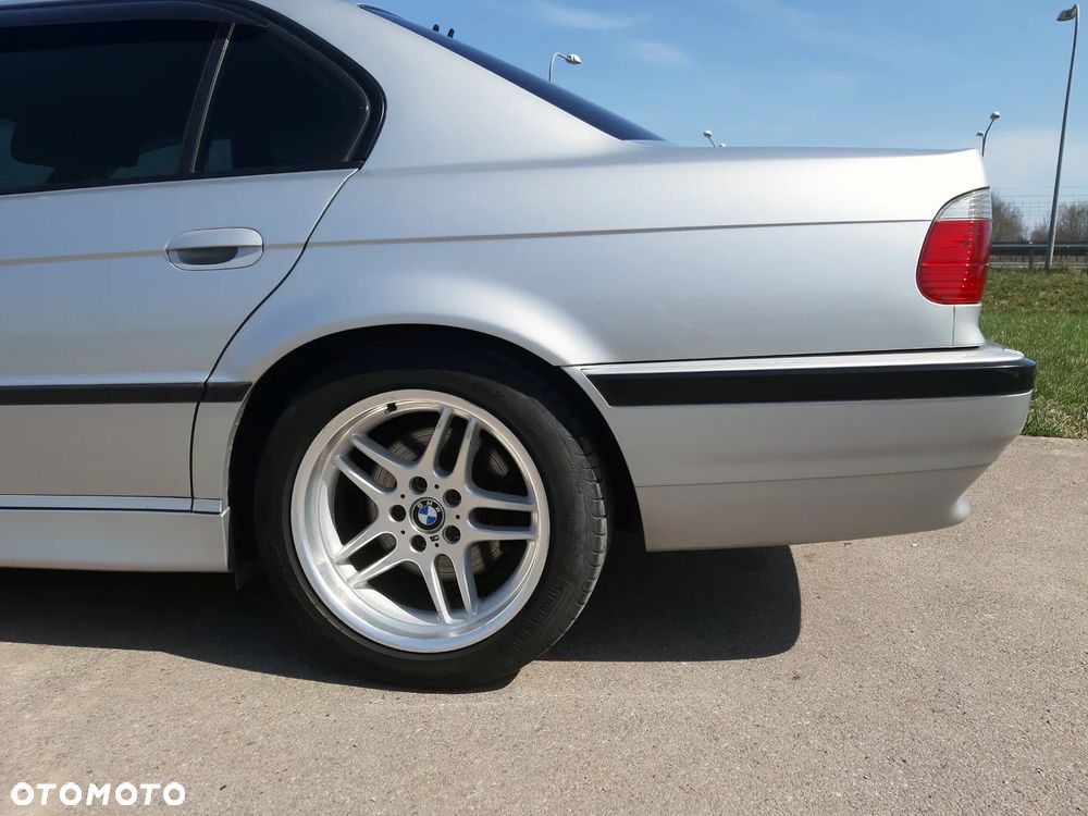 BMW Seria 7 740i - 5