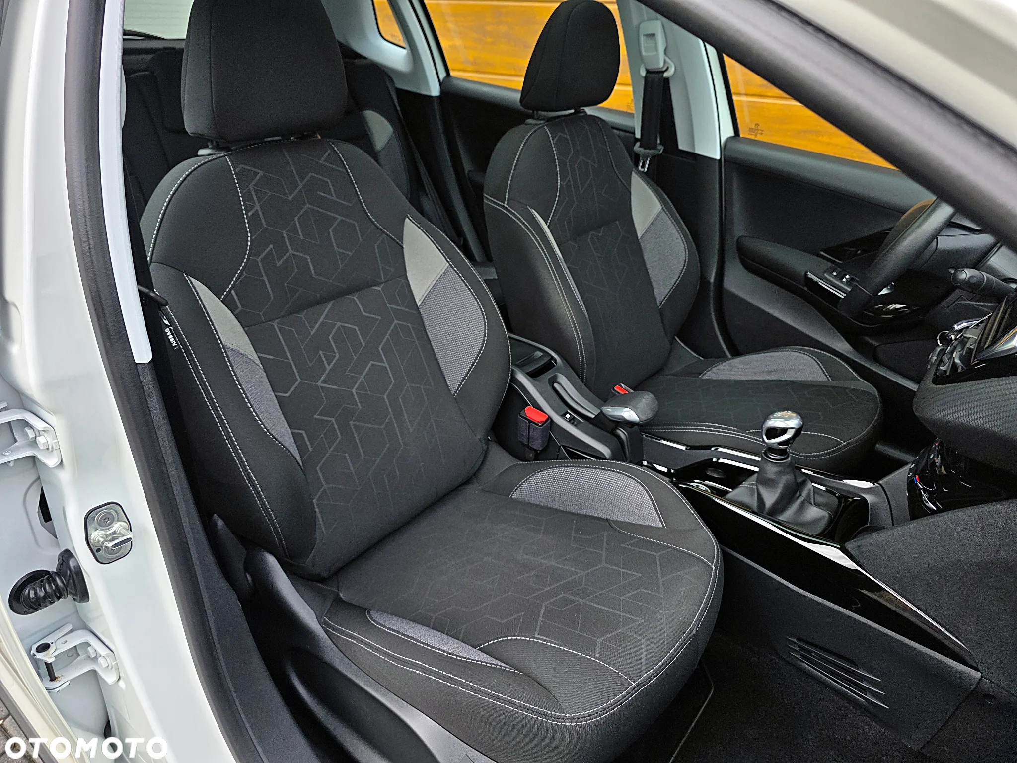 Peugeot 2008 1.2 Pure Tech Allure S&S - 24