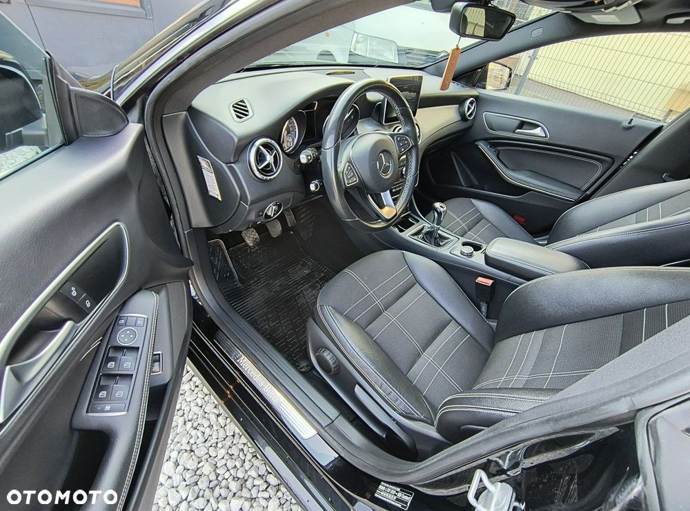 Mercedes-Benz CLA 180 Peak Edition - 12