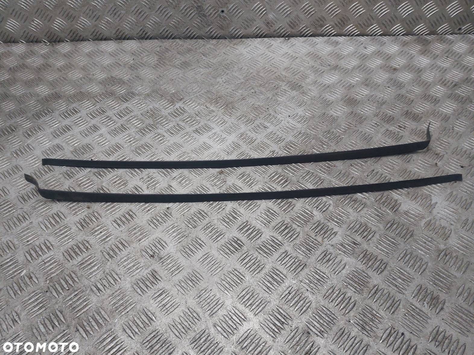 LISTWA ZGARNIAJĄCA SZYBY CZOŁOWEJ LEWA + PRAWA VW PASSAT B5 FL SUPERB - 1