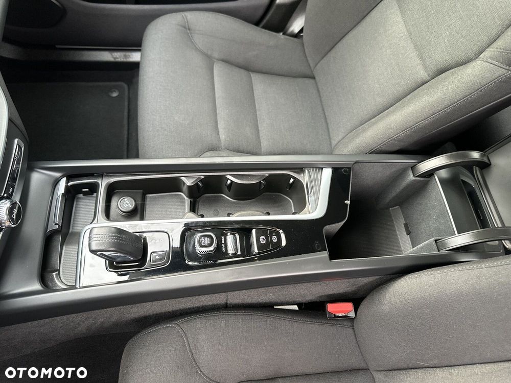 Volvo XC 60 B4 B Momentum - 25