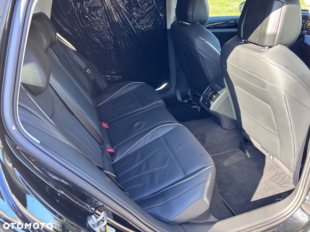 Volkswagen Passat Variant 2.0 TDI SCR 4Motion DSG Elegance - 16