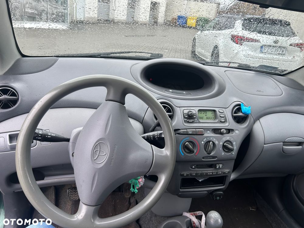 Toyota Yaris 1.0 Base - 6