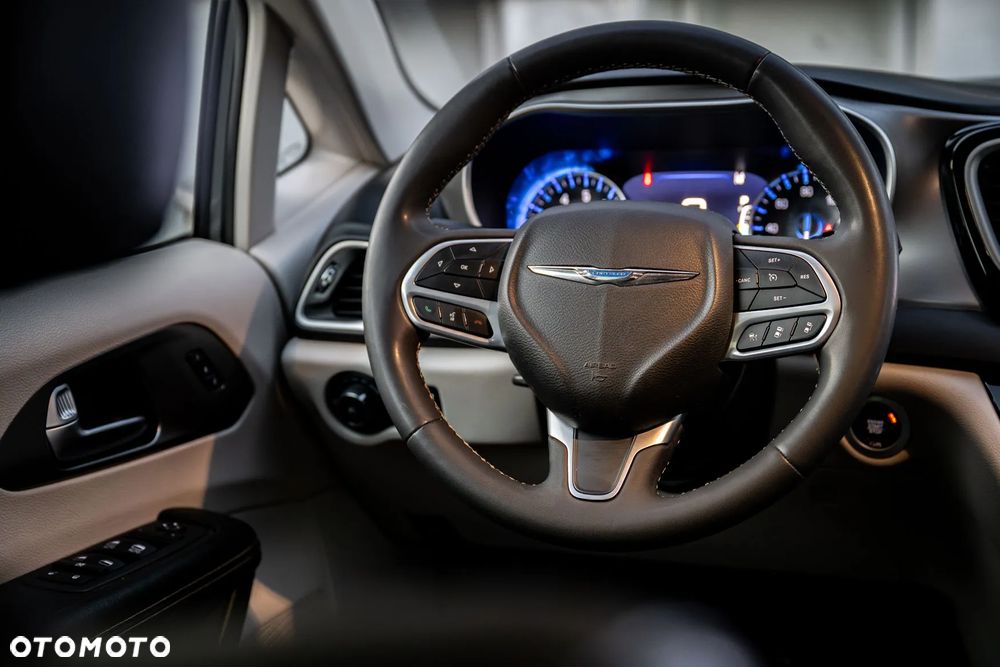 Chrysler Pacifica - 11