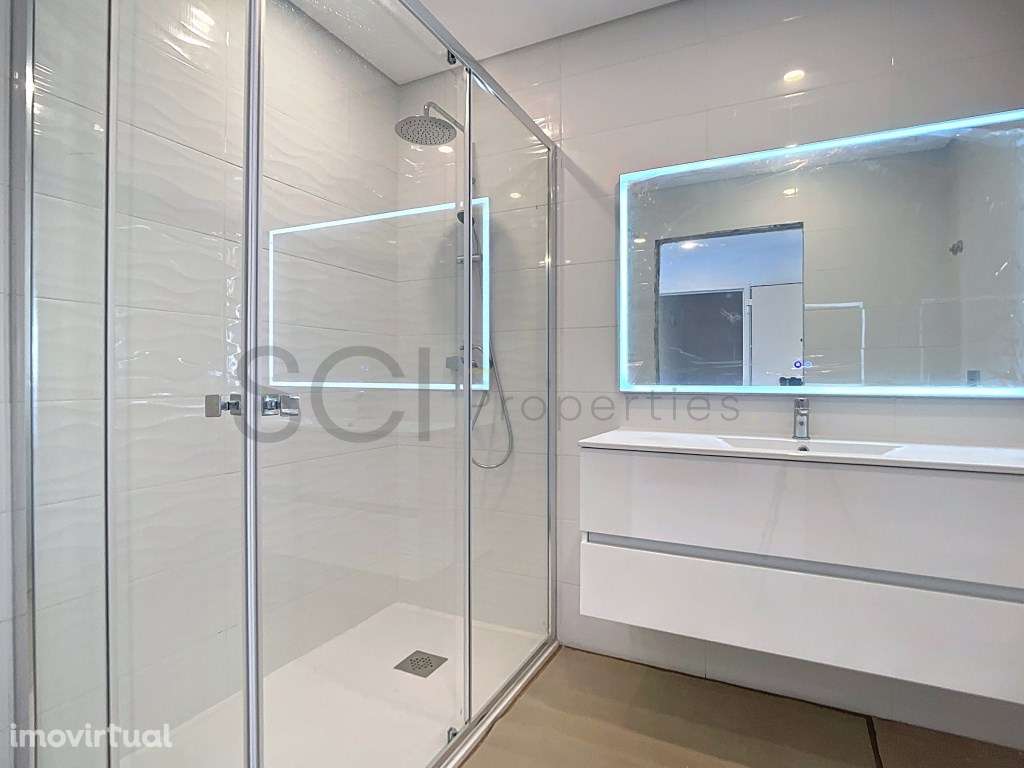 Apartamento T3 duplex, com varandas, na Quinta do Conde - Grande imagem: 3/55