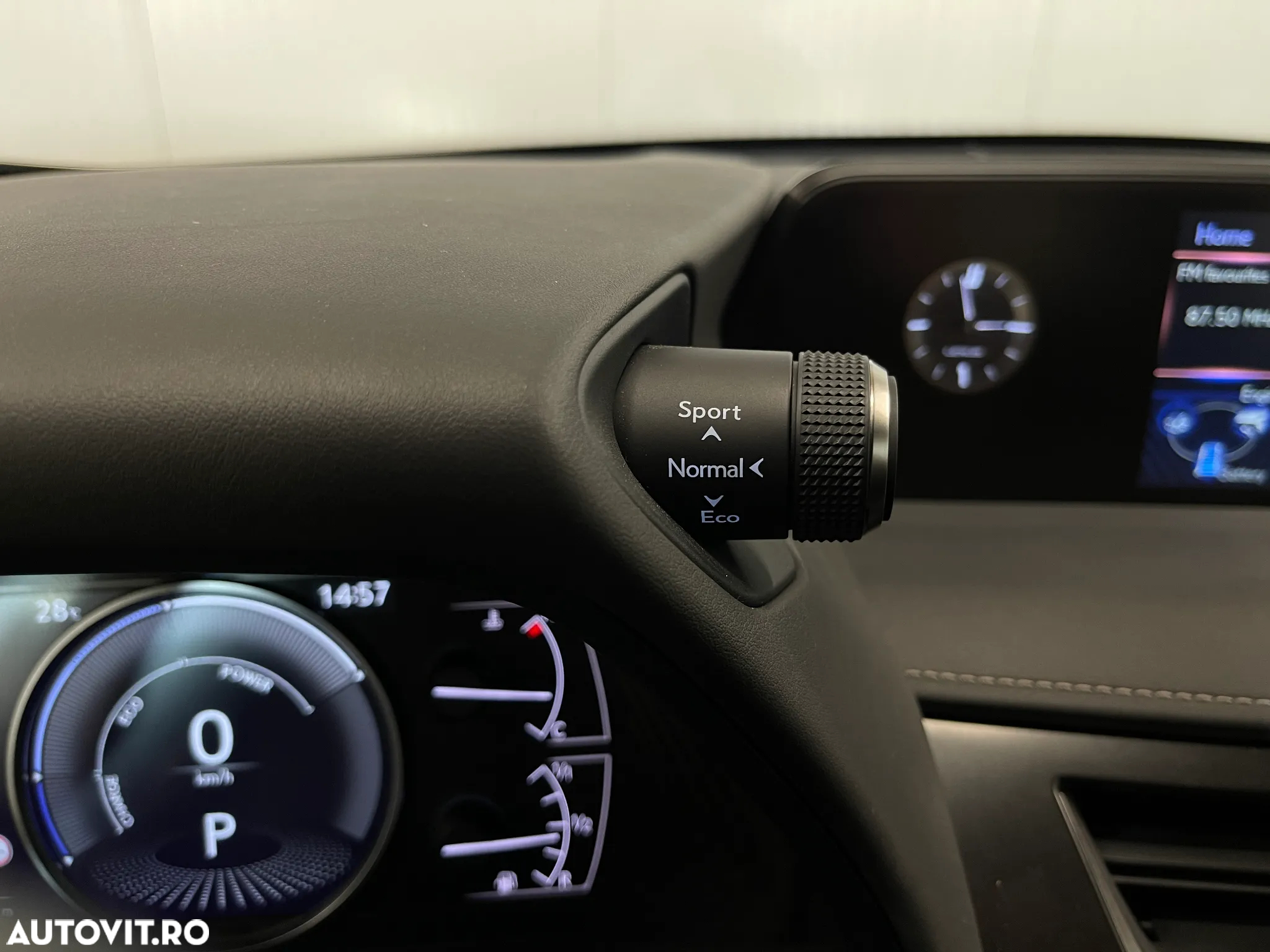 Lexus UX 250h 2.0L HEV 20H- (178 HP) 4X2 CVT Business - 25