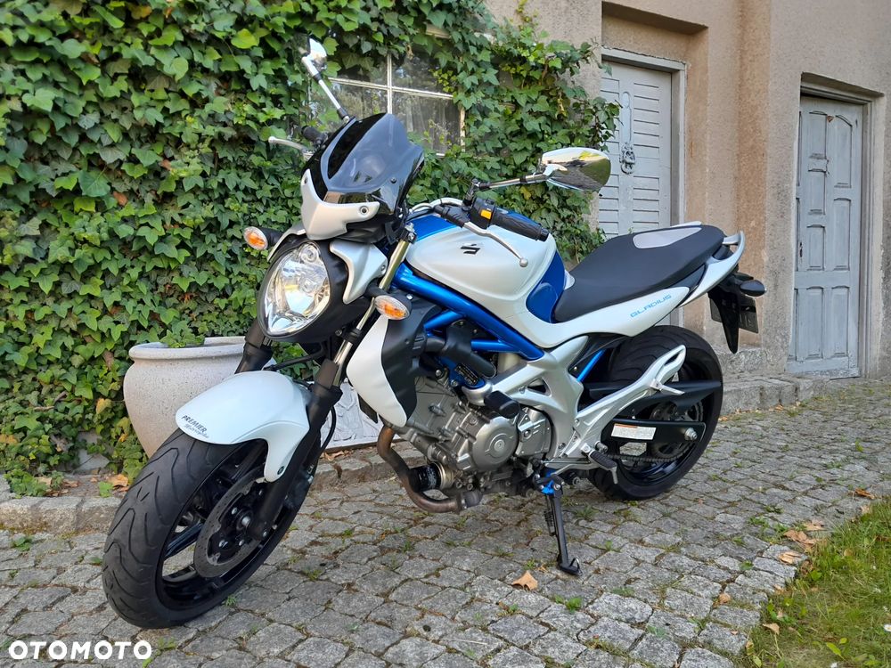 Suzuki Gladius - 1