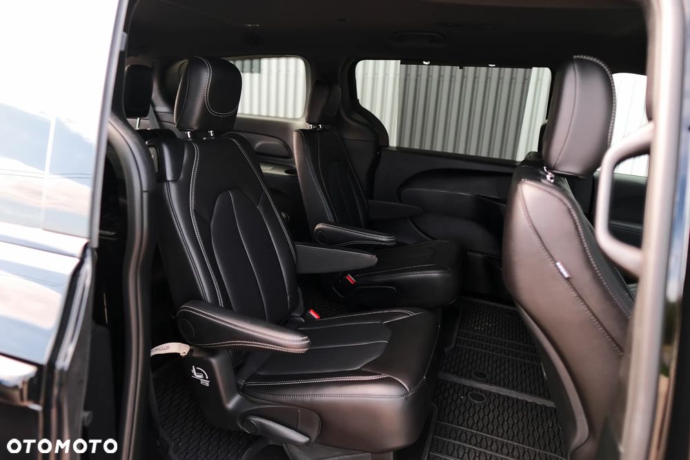 Chrysler Pacifica - 16