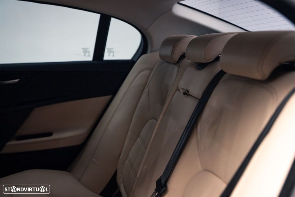 Jaguar XE 2.0 D Prestige Aut. - 22