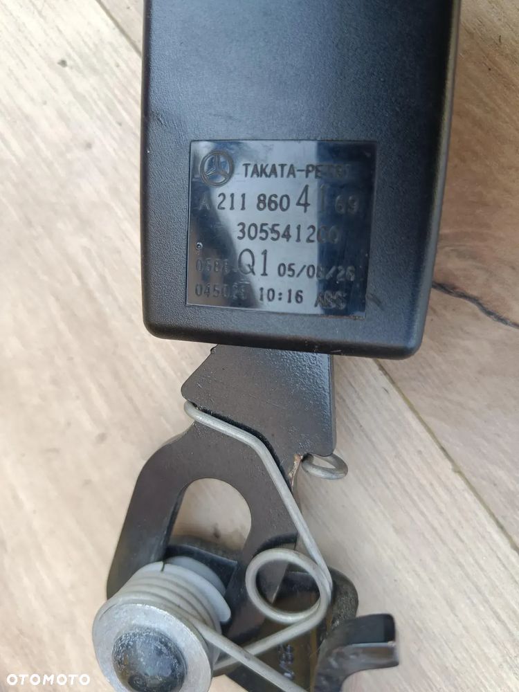 MERCEDES W211 ZAPINKA PASA TYLNA A2118604169 - 4