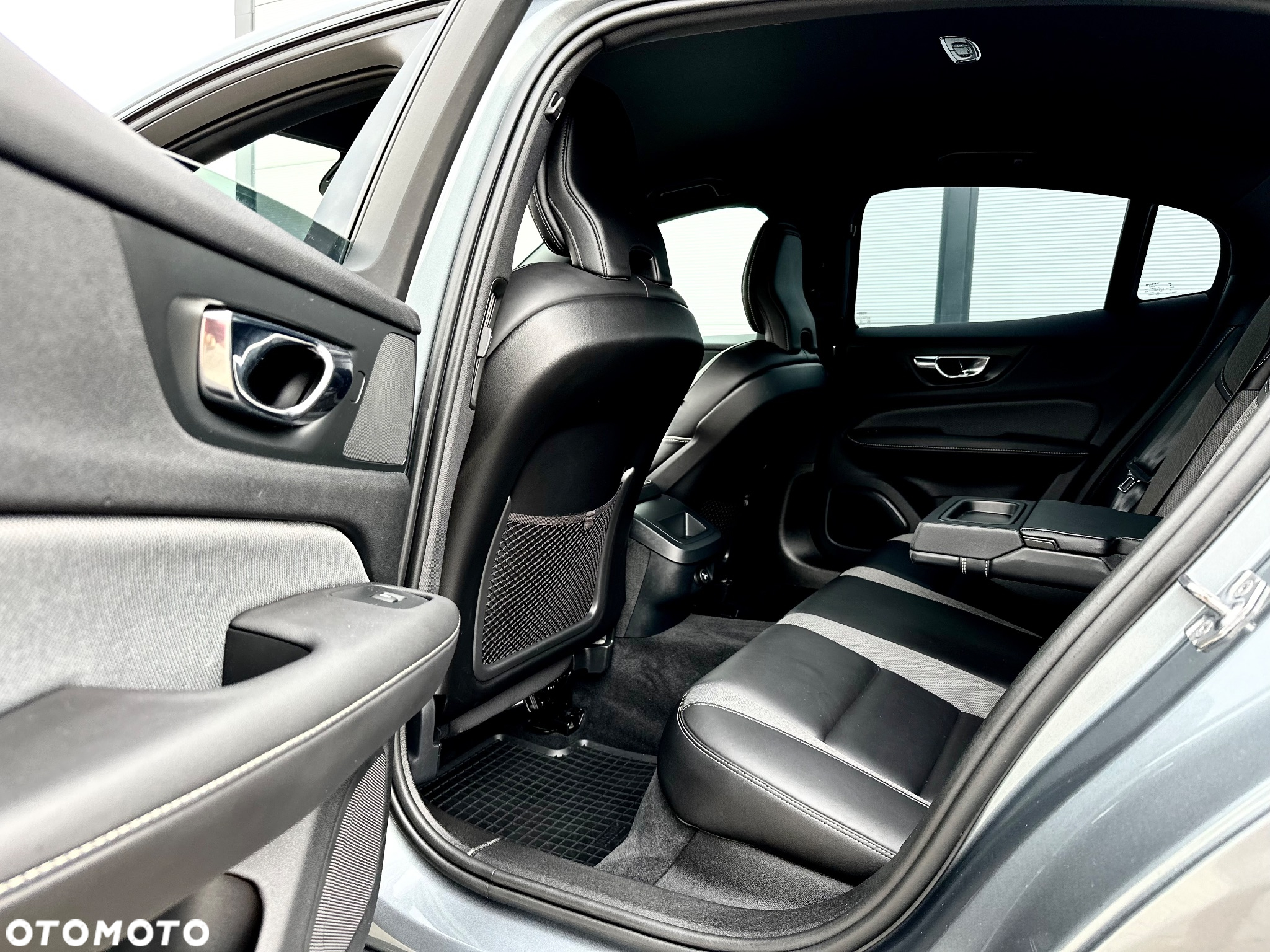 Volvo S60 T5 R-Design - 27