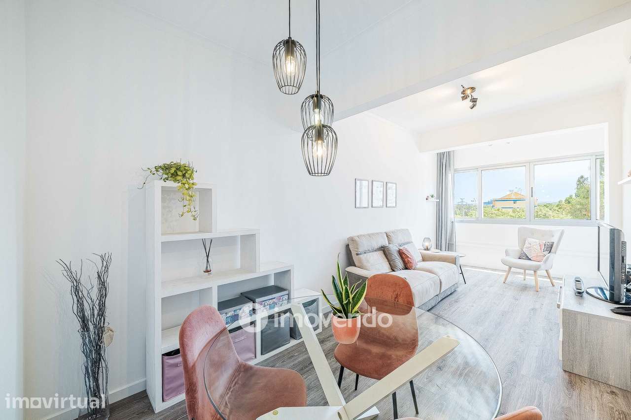 Apartamento T2 totalmente remodelado, nos Foros da Amora - Grande imagem: 3/41