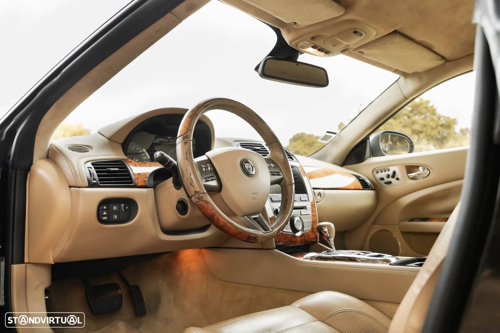 Jaguar XK XK8 Coupe - 31