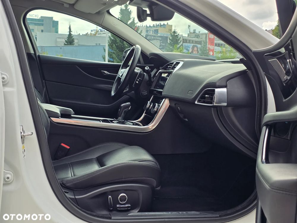 Jaguar XE 2.0 D180 R-Dynamic S - 27