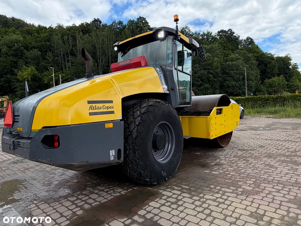 Atlas Copco DYNAPAC CA3500D Walec Drogowy Terenowy Guma-Stal. 12 ton. Import Norwegia 2015rok. Maszyna w pięknym stanie! Wentylacja Klima. Serwisy w Dekra AKTUALNE. Zero zniszczeń IGŁA Po serwisach eksploatacyjnych w Norwegii. Walec z Upadłości od pierwszego właściciela. Posiada system przeciwpożarowy! Obrotowy fotel wraz ze sterowaniem. Gniazdo 230volt. Dokumenty Dekra! Silnik Cummins 140Km. Nagłośnienie radio na pilot! Usb. Zero luzów i wycieków! - 3