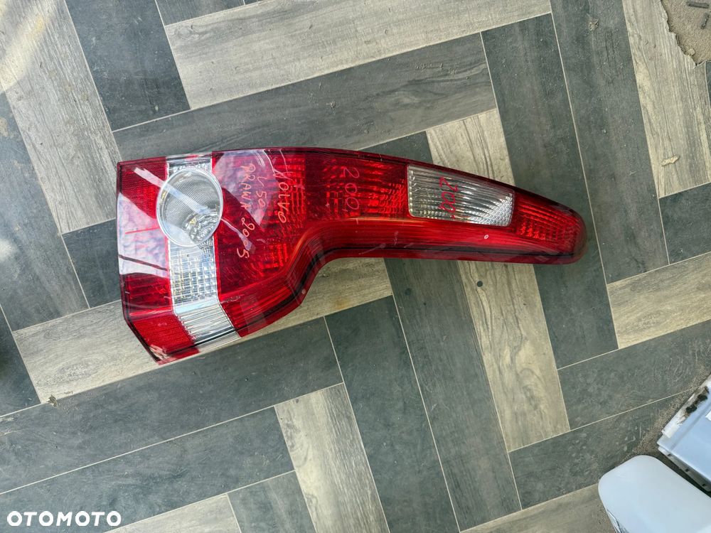 VOLVO V50 2005R LAMPA PRAWY TYŁ EUROPA - 1