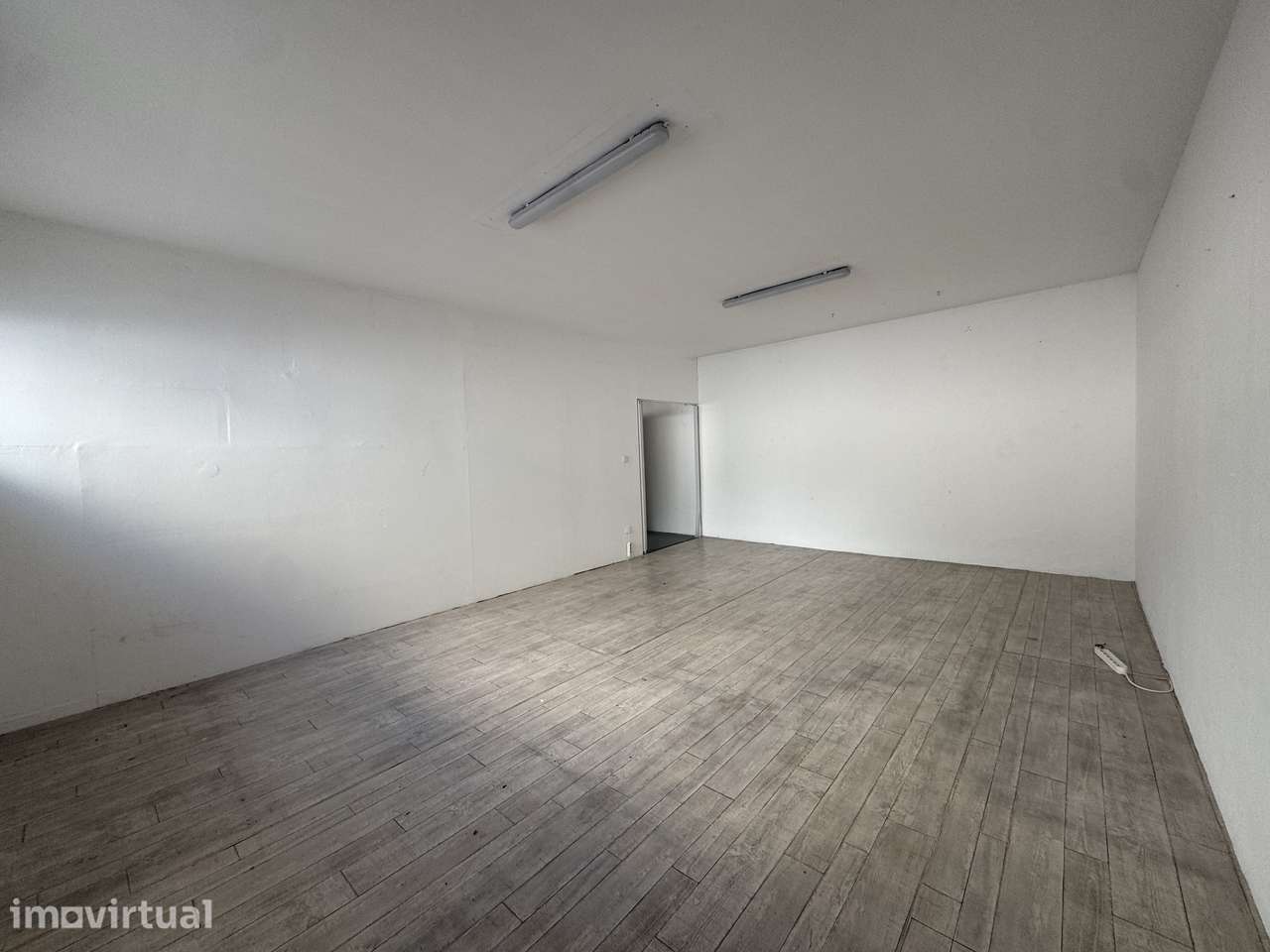 Armazém com 4 divisões, WC e cozinha. - Grande imagem: 4/10