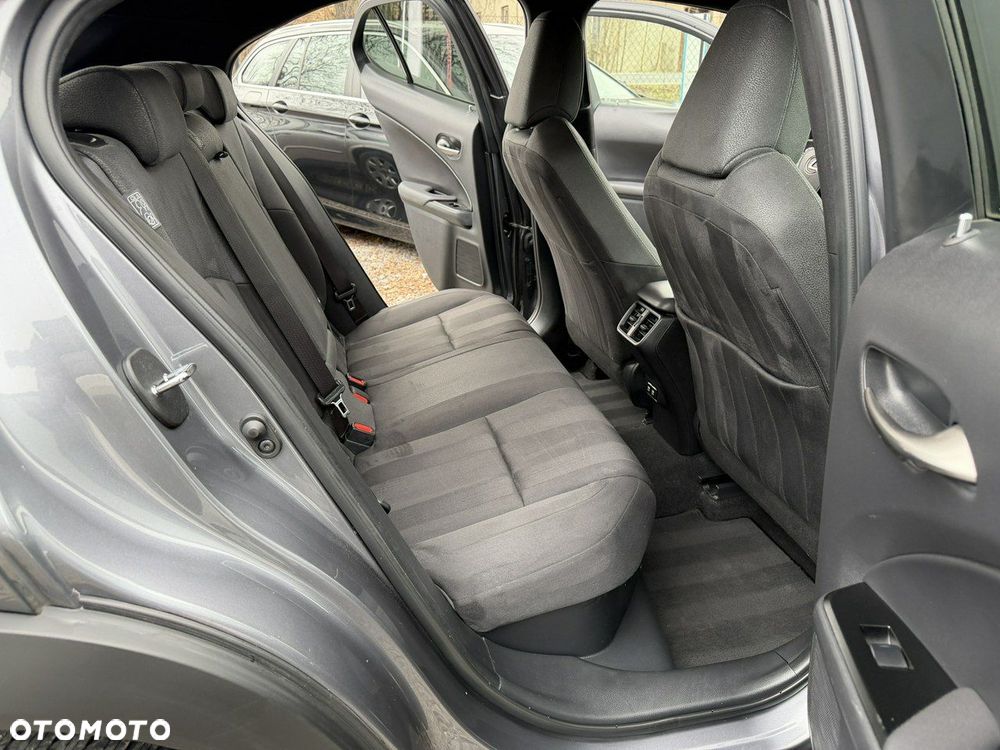 Lexus UX - 10