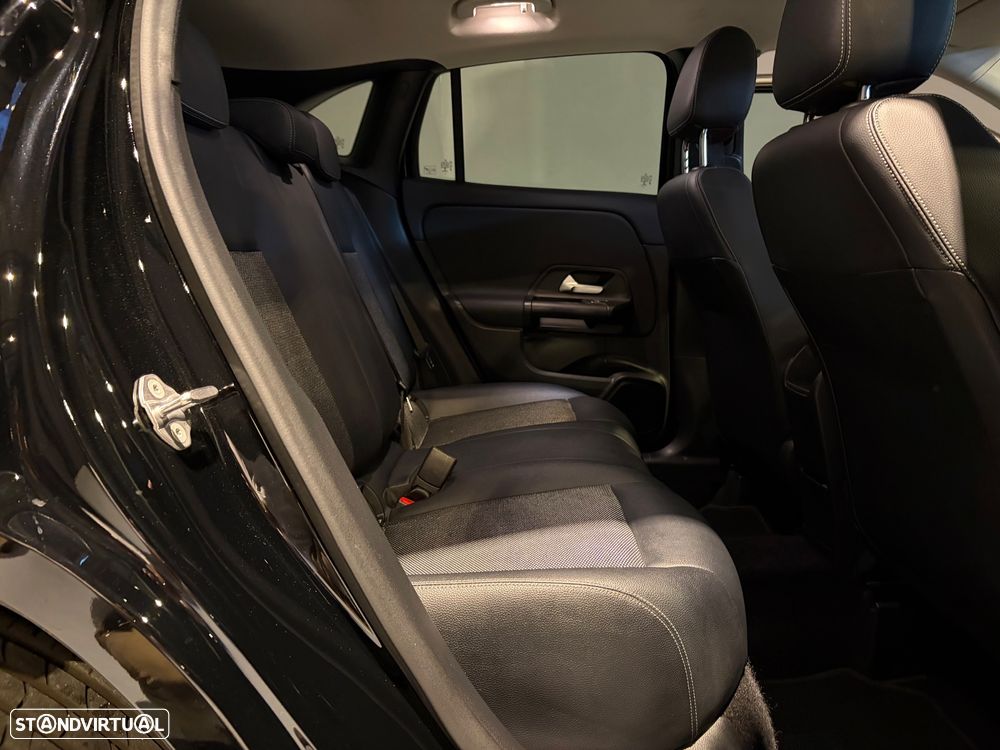 Mercedes-Benz GLA 180 7G-DCT - 23