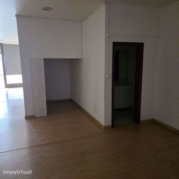 Arrenda-se espaço comercial em Queluz - Grande imagem: 2/8